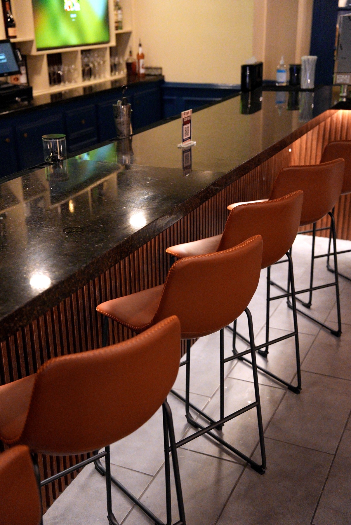 Tempo bar seating with warm leather chairs